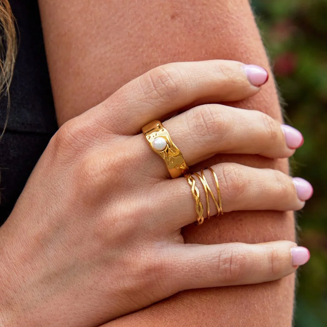 Infinity 18K Gold Twist Ring - Image 4