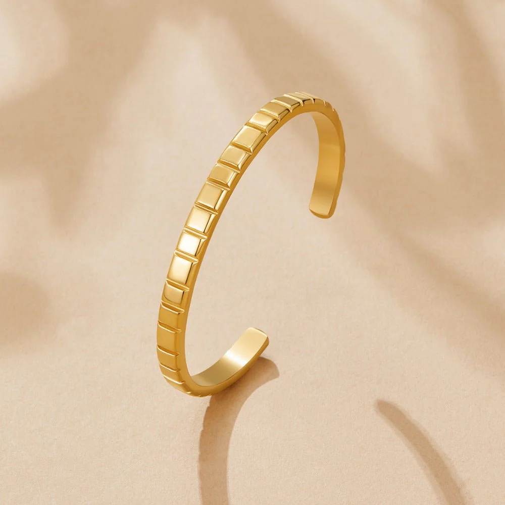 Tasha Ribbed Gold Bangle