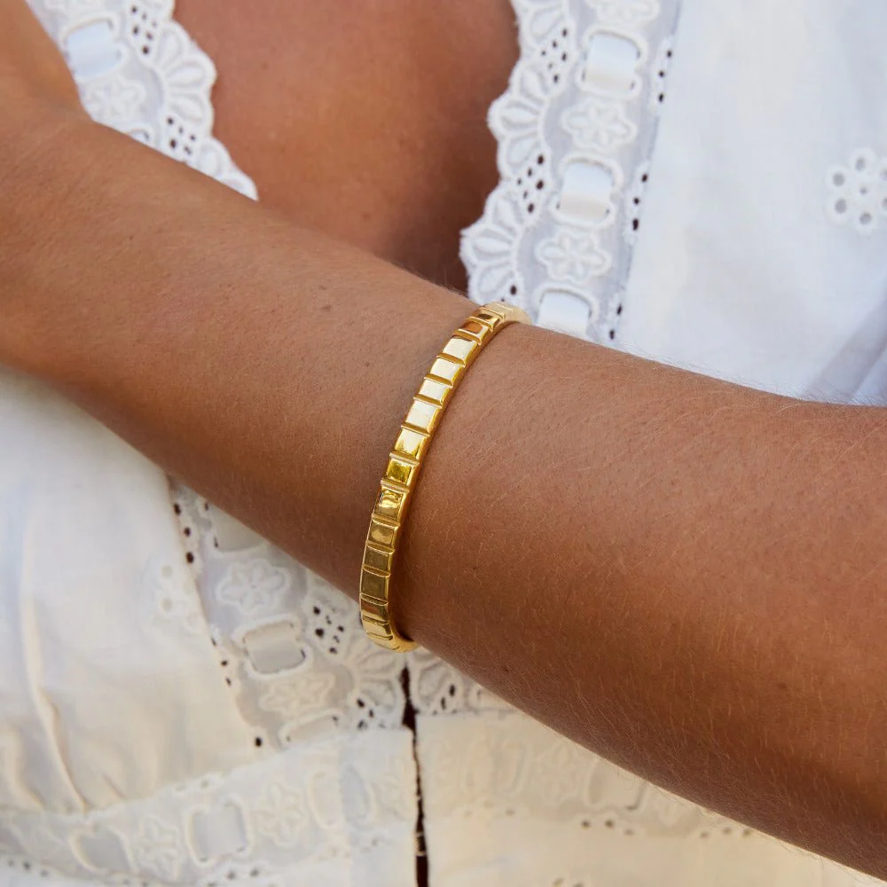 Tasha Ribbed Gold Bangle - Image 2
